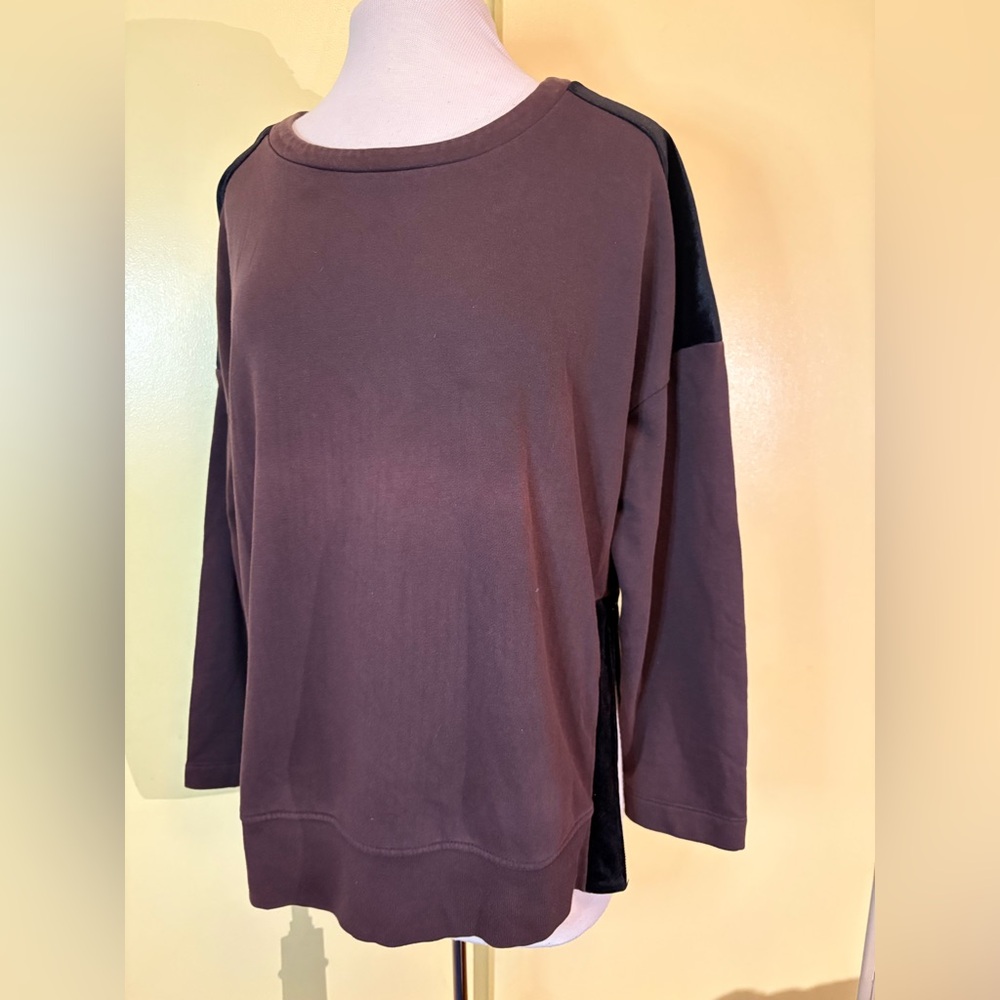 Margittes Luxury Brand in Germany. Sweatshirt With Velvet and Zipper Accents